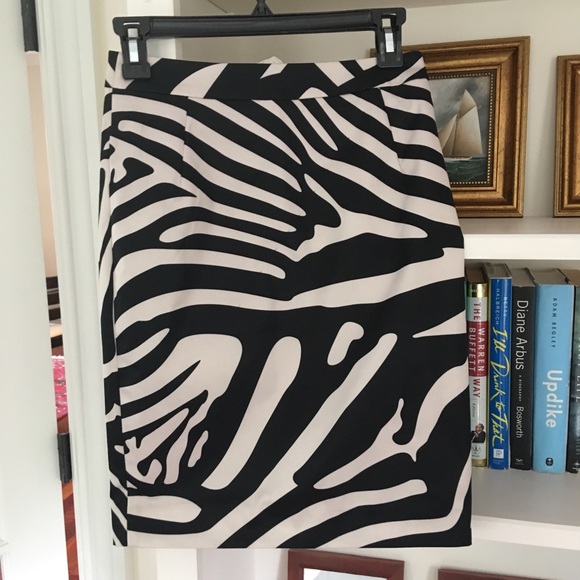 EUC H&M Zebra Print Pencil Skirt size 4 - Picture 2 of 8